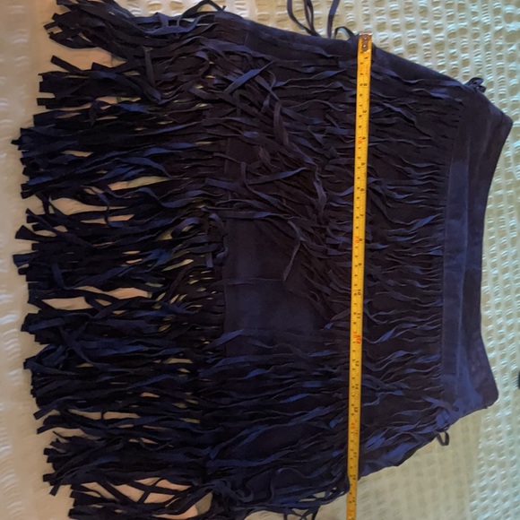 Adorable ROMEO +JULIET blue suede mini skirt with fringe - Picture 5 of 8